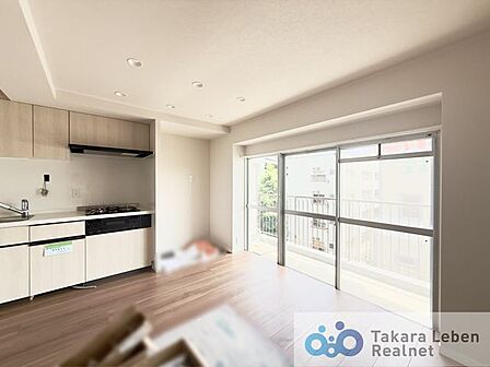 家族が集まる場所だからこそ、採光と通風を確保した心地よいリビングとなっております。自然と家族皆が揃い、笑顔が溢れる場となりそうです。