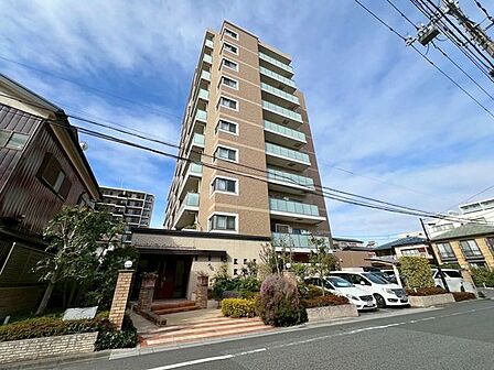 JR京浜東北線「西川口」駅から徒歩約15分。日当り良い閑静な立地に佇む総戸数41戸10階建マンション。生活便利な住環境です。