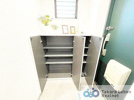腰高サイズのシューズボックス。お好みのインテリア小物を飾って玄関をお洒落に変えられます。