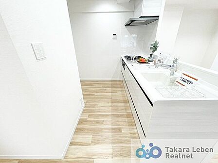 嬉しい3口コンロ。ビルトイン食器洗浄機の為場所を取らず忙しい朝も快適になります。また、収納はスライド式の為、奥にしまい込んだ調理器具等の取り出しもスムーズに行えるため、調理がはかどりますね