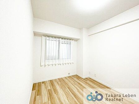 北側約5.0帖の洋室。宿題をしたり、リモートワークに勤しんだり。落ち着いた雰囲気の中でゆっくりと思考を巡らすことができます。お子様が成長した後も独立した空間として利用可能です。