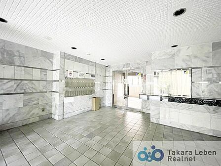 マンションエントランスです。広々とした空間と落ち着いた色調で、住む人をやさしく迎えてくれます。