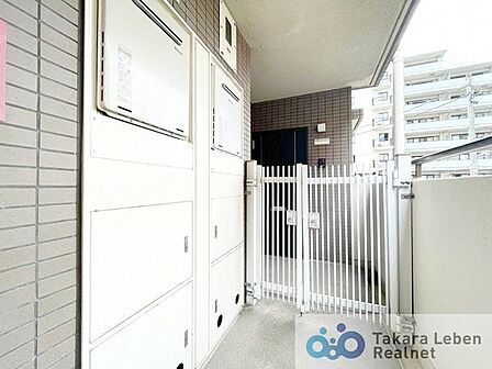角部屋ならではのポーチを設置。門扉があることによって共用部でありながら専有性の高いプライベート空間となります。