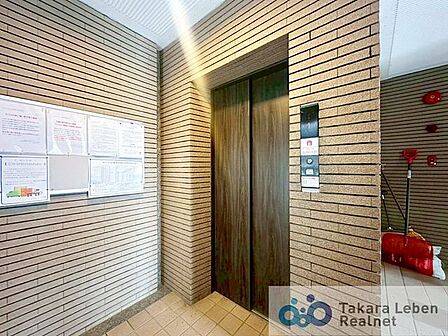 共用部にエレベーターを設置したマンションで、各階へのアクセスがスムーズ。日々の暮らしに配慮された設計です。