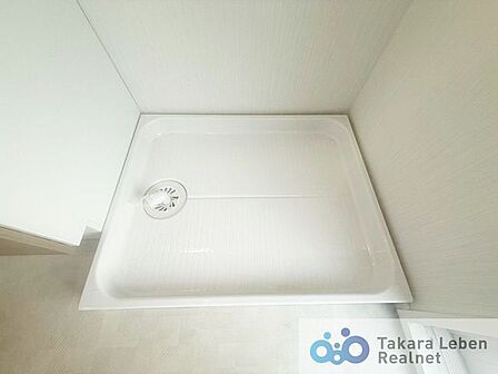 洗面台の横には、防水パン付きの洗濯機置き場があり、家事動線に配慮した配置になっています。
