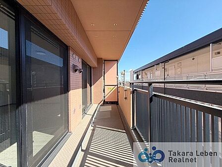 バルコニーには物干し金物を装備。リビング・ダイニングに面している為、空間の広がりを感じさせてくれるスペースとなっております。