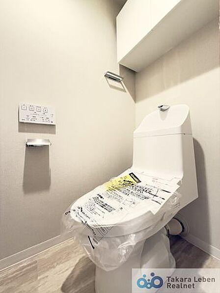 ウォシュレット機能付きのトイレは壁掛けリモコンの上位グレードを採用。便座がスッキリした印象となり、限られた空間を広く見せる効果があります。