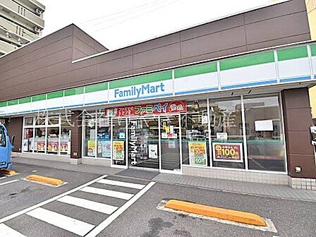 ファミリーマート小豆沢環八通り店 徒歩3分。 210m