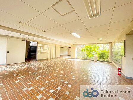 マンションエントランスです。落ち着いた温かみのある色調で、住む人をやさしく迎えてくれます。