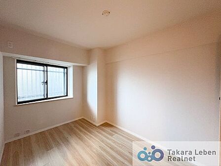 約5.6帖の洋室です。