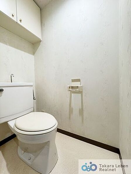 上部には吊戸棚があるので、トイレットペーパーのストックや清掃道具等を収納するのに便利です。