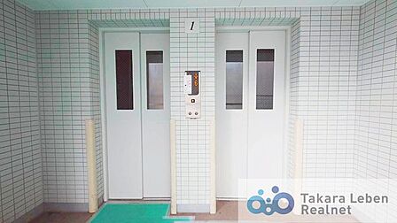 複数台のエレベーターを備えたマンション。待ち時間が分散されやすく、日常の移動がしやすい共用設備です。