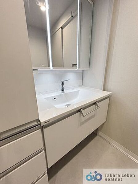 洗面室は朝を快適にさせてくれる大切な空間です。バタバタしている忙しい朝でも収納が多い洗面台では短時間で効率良く支度ができます。