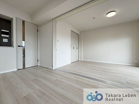 家族が集まる場所だからこそ、採光と通風を確保した心地よいリビングとなっております。自然と家族皆が揃い、笑顔が溢れる場となりそうです。