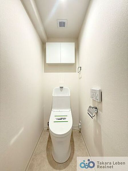 ウォシュレット機能付きのトイレは壁掛けリモコンの上位グレードを採用。便座がスッキリした印象となり、限られた空間を広く見せる効果があります。