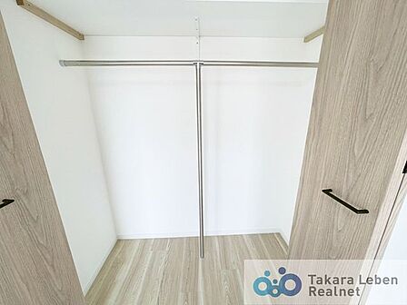 クローゼット内部はハンガーパイプの他、カバン類も収納できるよう棚がございまのすので収納に便利です。