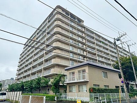 総戸数214戸のビッグコミュニティ。東武東上線「朝霞」駅徒歩圏内。和光市ICも近く、車での移動も便利な立地。ペット飼育可能です。