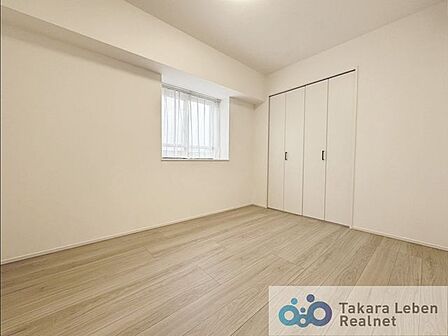 約5.7帖の洋室です。