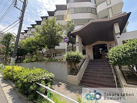 マンションエントランスです。落ち着いた温かみのある色調で、住む人をやさしく迎えてくれます。