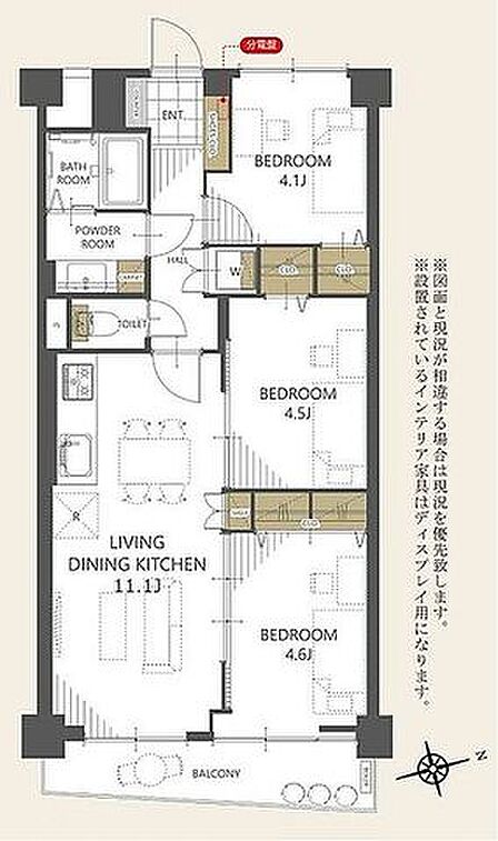 作業のしやすい壁付けタイプのシステムキッチン。各所に収納を設けており荷物が多い方も安心です。