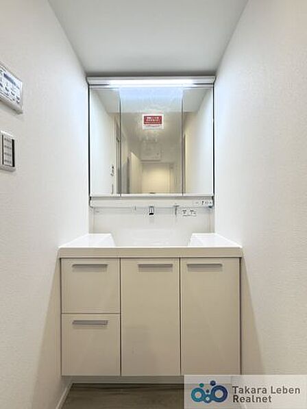 清潔感あふれる洗面脱衣所は、毎日の身支度がスムーズに行える空間。洗面台まわりもゆとりがあり、朝の忙しい時間帯でもスムーズに使えます。