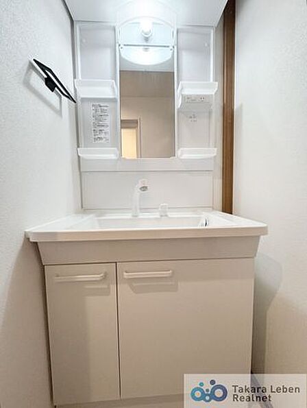 シンプルで明るい洗面脱衣所は、どなたでも使いやすい設計。身支度から洗濯まで、日々の生活をサポートします。