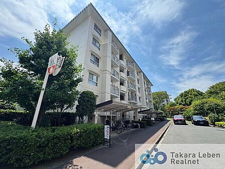 マンションエントランスです。落ち着いた温かみのある色調で、住む人をやさしく迎えてくれます。