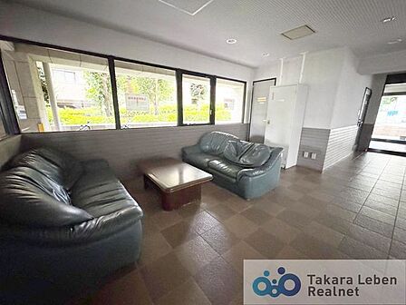 マンションエントランスです。落ち着いた温かみのある色調で、住む人をやさしく迎えてくれます。