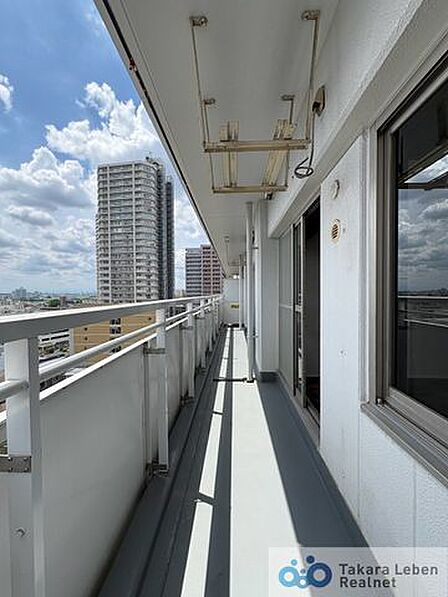 爽やかな風が吹き、採光にも恵まれてますので思わずお部屋の外へ出たくなる、そんなバルコニーです。心地良さに包まれ、日々の暮らしをより鮮やかに彩ります。