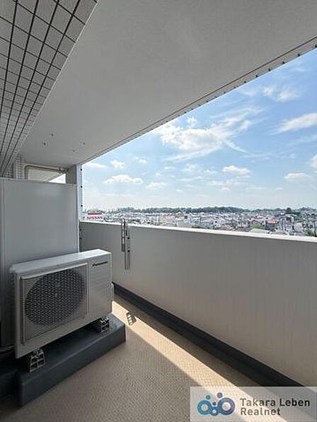 爽やかな風が吹き、思わずお部屋の外へ出たくなる、そんなバルコニーです。心地良さに包まれ、日々の暮らしをより鮮やかに彩ります。