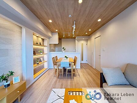 家族が集まる場所だからこそ、採光と通風を確保した心地よいリビングとなっております。自然と家族皆が揃い、笑顔が溢れる場となりそうです。