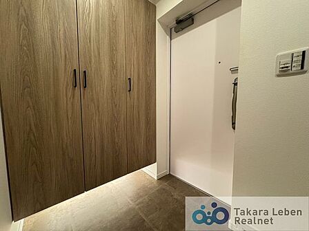 シンプルな玄関は、インテリアを選ばず、すっきりとした印象。毎日の外出・帰宅をスムーズに迎えられます。