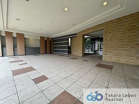 エントランスは来訪者も通るマンションの「顔」です。品格を高めてくれるよう、温かみを残しながらもスタイリッシュで高級感を感じさせる空間になっております。