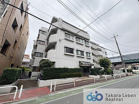 エントランスは来訪者も通るマンションの「顔」です。品格を高めてくれるよう、温かみを残しながらもスタイリッシュで高級感を感じさせる空間になっております。