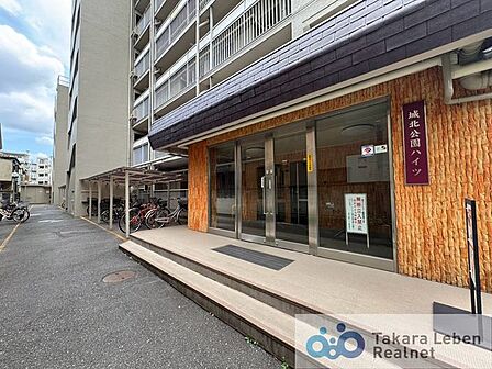 マンションエントランスです。落ち着いた温かみのある色調で、住む人をやさしく迎えてくれます。