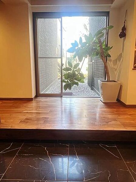 シンプルで使いやすい玄関は、住まい全体をすっきりと見せてくれます。日々の暮らしに自然と馴染む空間です。