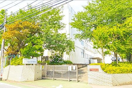 練馬区立上石神井中学校 徒歩8分。 590m