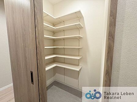お気に入りの靴や雨具を収納できるシューズインクローク