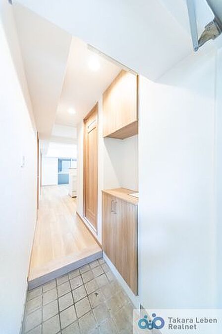 収納豊富な玄関。カウンター付ですので、お花や絵を飾ったりして、お客様好みの玄関にカスタマイズできます。