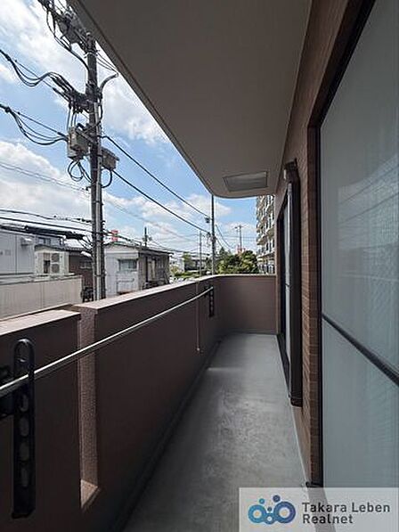 爽やかな風が吹き、思わずお部屋の外へ出たくなる、そんなバルコニーです。心地良さに包まれ、日々の暮らしをより鮮やかに彩ります。