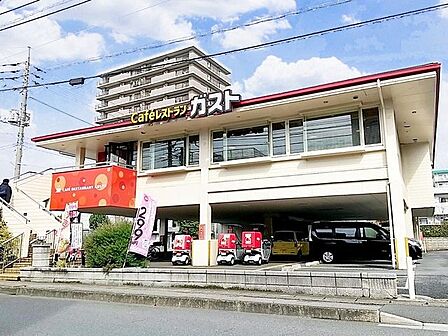 ガスト川口青木橋店(から好し取扱店) 徒歩8分。 590m