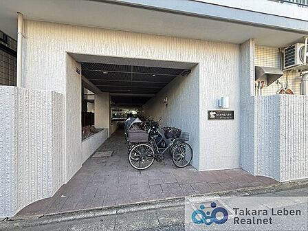 マンションエントランスです。落ち着いた温かみのある色調で、住む人をやさしく迎えてくれます。