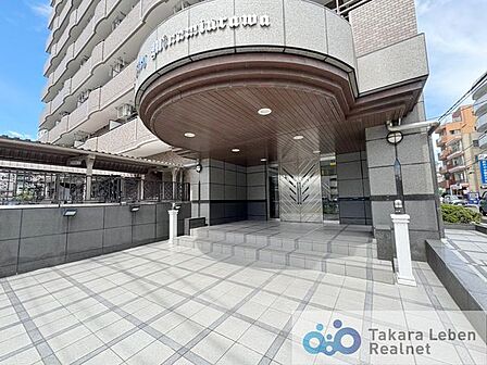 マンションエントランスです。落ち着いた温かみのある色調で、住む人をやさしく迎えてくれます。