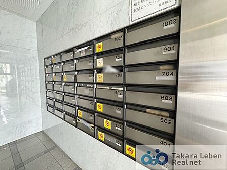 メールボックスコーナーも綺麗に整えられております。共用部分が清潔に保たれていると、マンション全体の品格が上がりますね。