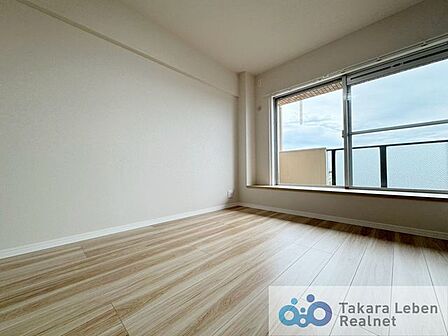 約5.9帖の洋室です。