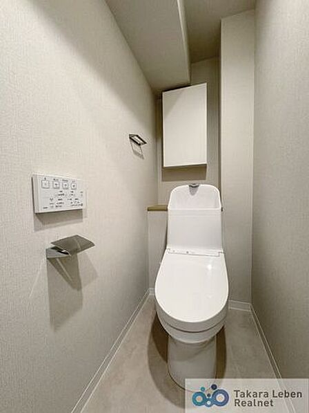 ウォシュレット機能付きのトイレは壁掛けリモコンの上位グレードを採用。便座がスッキリした印象となり、限られた空間を広く見せる効果があります。
