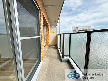 爽やかな風が吹き、思わずお部屋の外へ出たくなる、そんなバルコニーです。心地良さに包まれ、日々の暮らしをより鮮やかに彩ります。