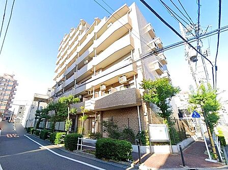 陽光を浴び照らされた美しい煌めきのフォルムが、周りの風景に馴染みながらも存在感を際立たせております。もちろん、その中にもどこか優しさを感じさせるカラーを採用し、住まう人を優しく包み込みます。
