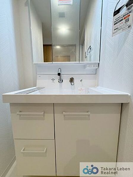 シンプルで明るい洗面脱衣所は、どなたでも使いやすい設計。身支度から洗濯まで、日々の生活をサポートします。