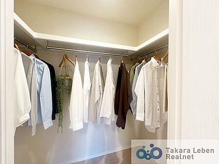 ハンガーパイプ付のWIC。上部には棚もございますので衣類だけでなくバッグや季節物の収納もできますね。